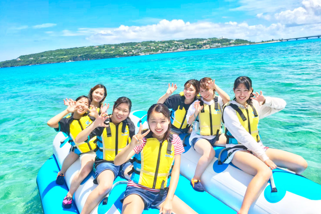 バナナボートに乗る女性7人組